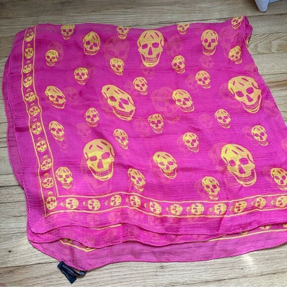 Alexander McQueen Classic Skull Print Silk Scarf - Picture 2 of 5